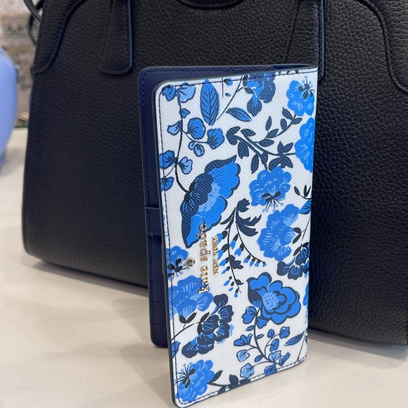 Kate Spade Madison Vase Floral Large Slim Bifold Wallet
Blue Multi
NWT - Picture 14 of 16